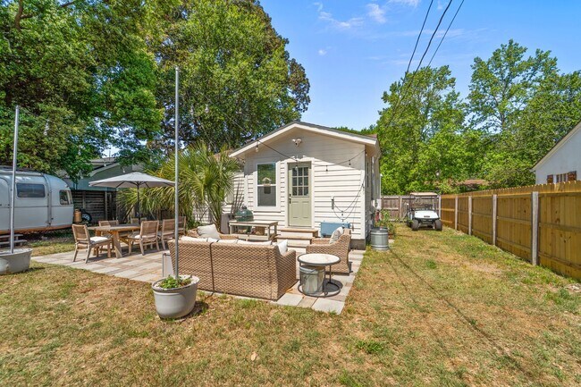 Building Photo - Charming Parkside 2-Bedroom Home Near Daffin Park with Fenced Yard & Patio