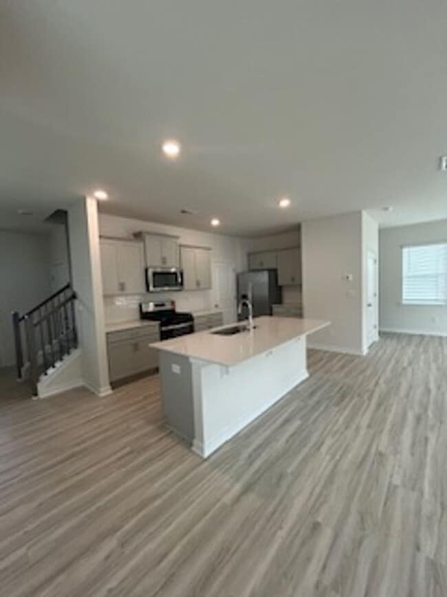 Building Photo - Move-In Ready! Modern 4BR Home in Prime Hickory Community