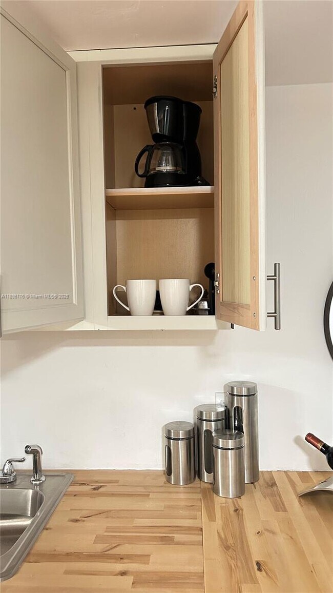 Building Photo - 825 Brickell Bay Dr