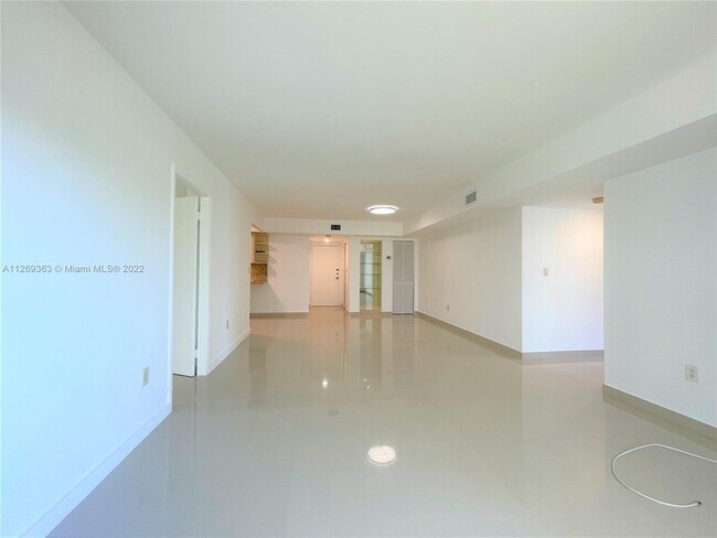 Building Photo - 2924 Collins Ave