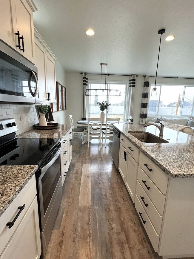 Building Photo - Welcome to this charming 3 bed 2.5 bath home just off Deer Flat and Linder Rd.