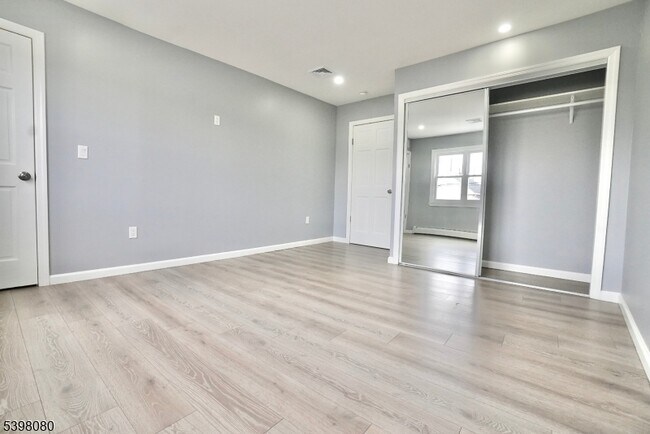 Building Photo - 60 Sidney St