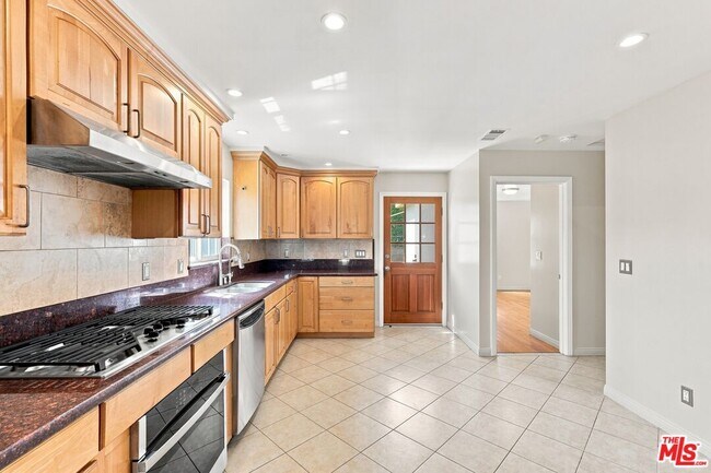 Building Photo - 8845 Glider Ave