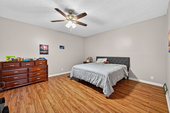Building Photo - 7655 S Braeswood Blvd