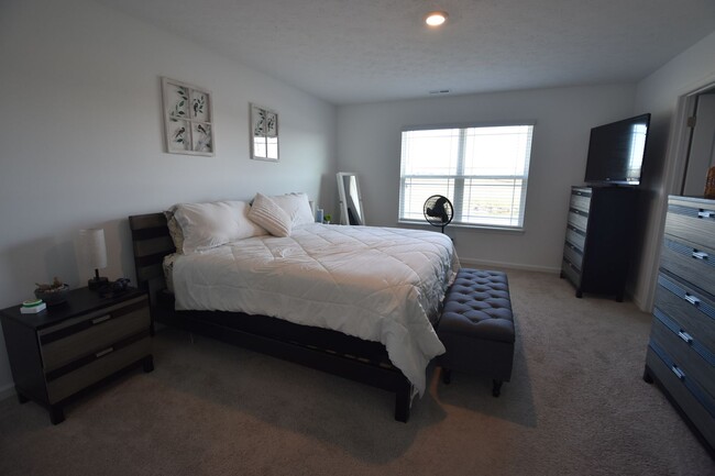 Building Photo - Five Bedroom Home in Greenfield for Rent