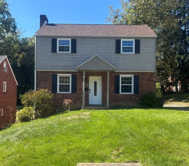 Primary Photo - 4 Bedroom Home in Pleasant Hills!