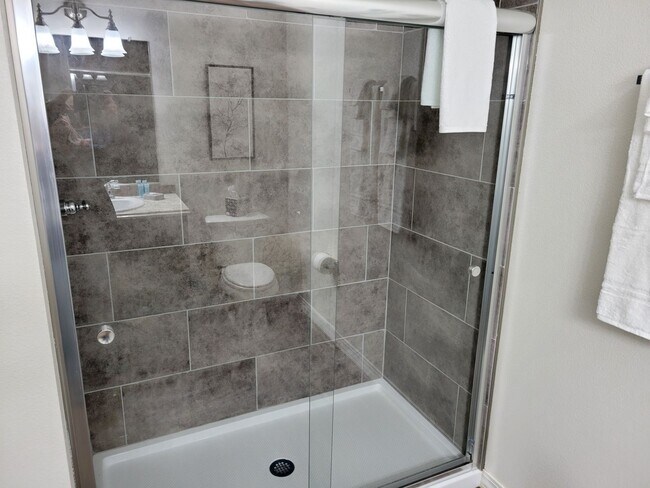 Building Photo - NEWER LUXURY ONE BEDROOM APARTMENT FULLY F...