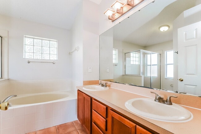 Building Photo - 819 Shore Breeze Way