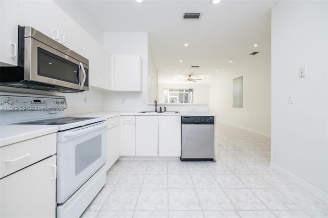 Building Photo - 1911 Madeira Dr