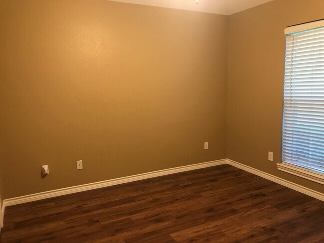 Building Photo - 3/2 super clean and move in ready in MIDWAY ISD