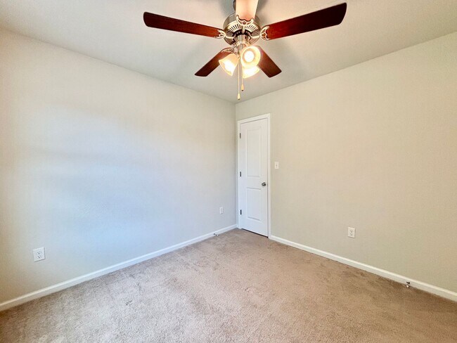 Building Photo - Beautiful 4 Bedroom Home In Chesapeake!