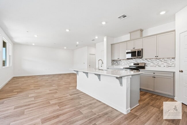 Building Photo - Newer 4 Bedroom 3 Bath Home with SOLAR! Cl...