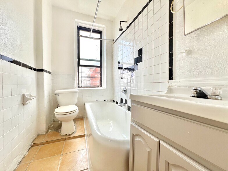 Building Photo - 878 Bryant Ave