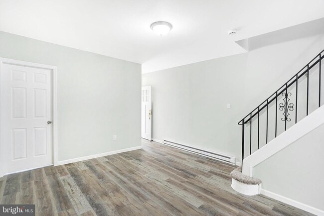 Building Photo - 565 Line St