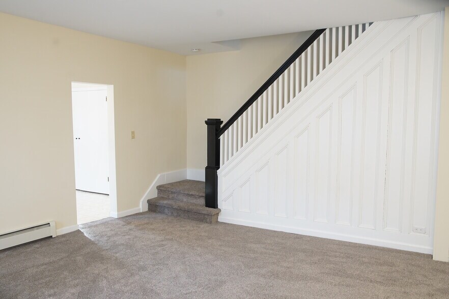 Building Photo - 226 Crane St