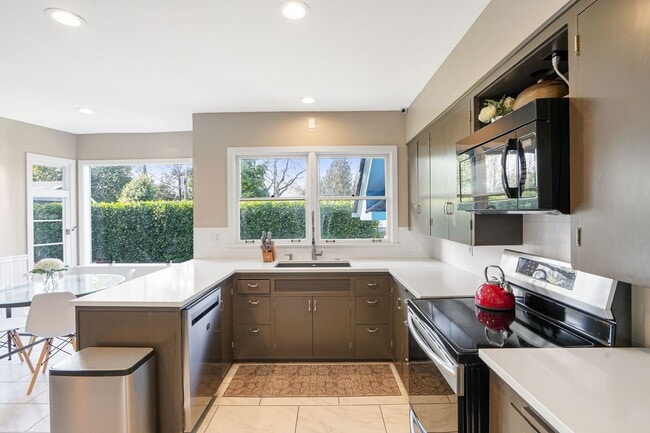 Building Photo - Fully furnished 5-bed, 3.5 bath home in hi...