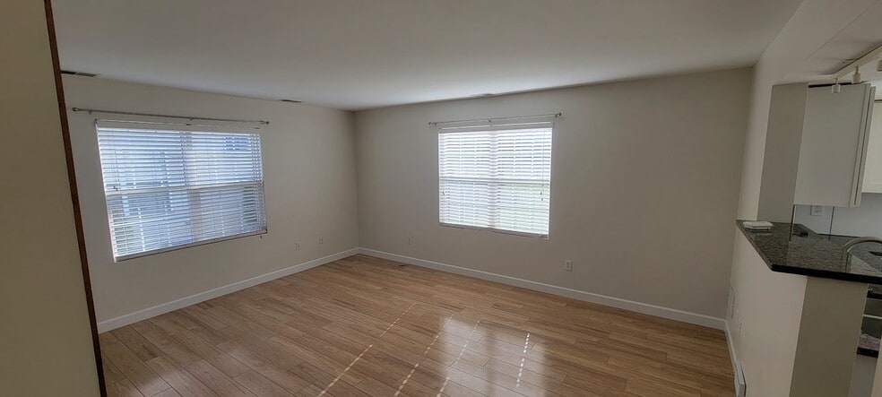 Building Photo - 1643 Dogwood Dr