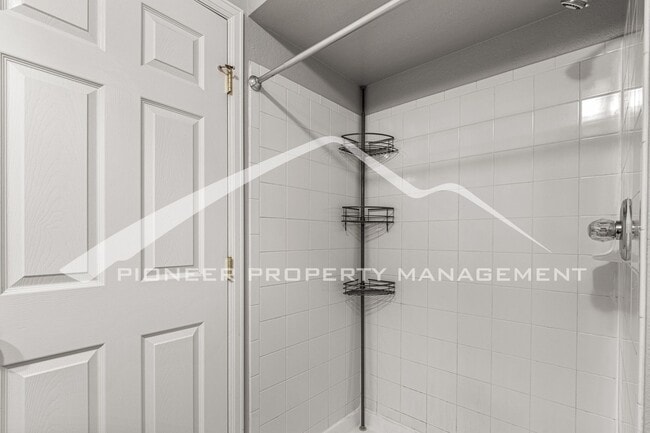 Building Photo - Great Condo with Central AC and Community Pool!
