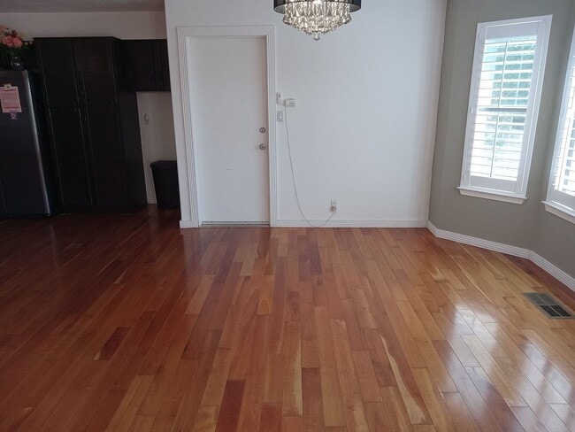 Building Photo - STUNNING HOME IN THE BEAUTIFUL CITY OF ALB...