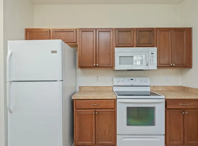 Building Photo - 4 bedroom 2.5 bathroom