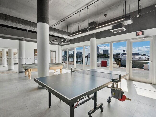 Building Photo - 900 Bay Dr