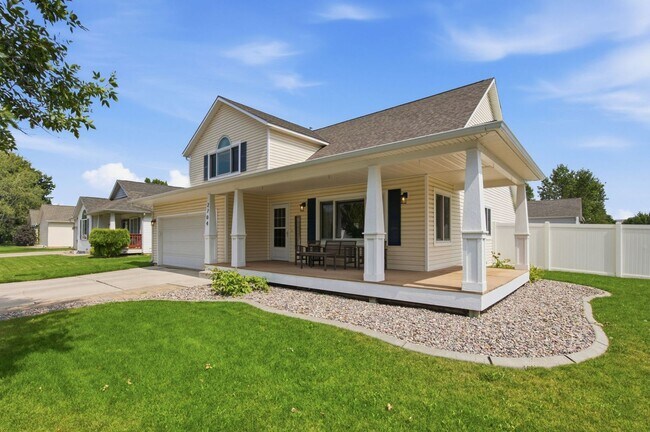 Building Photo - 2704 Stratford Ln