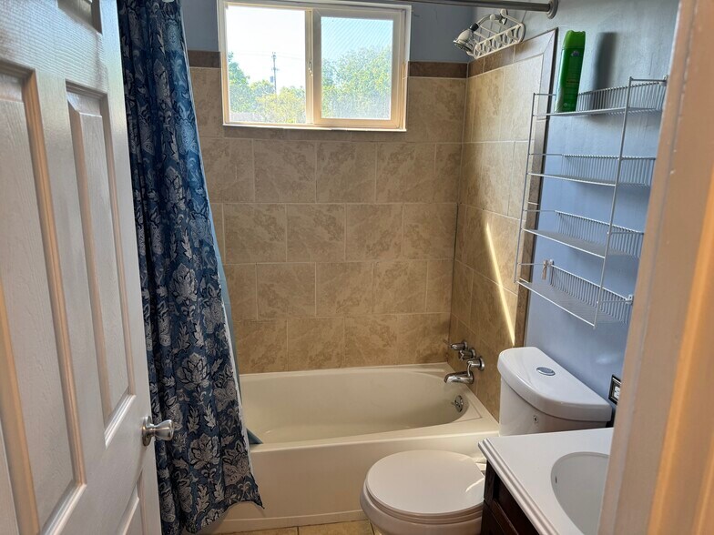Building Photo - 446 Capri Dr