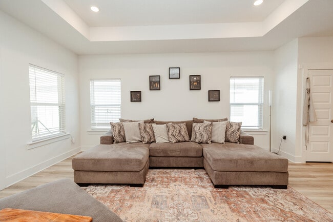 Building Photo - 231 Lyla Ln