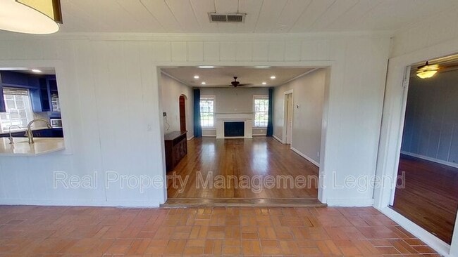 Building Photo - 5830 Kenwood Ave