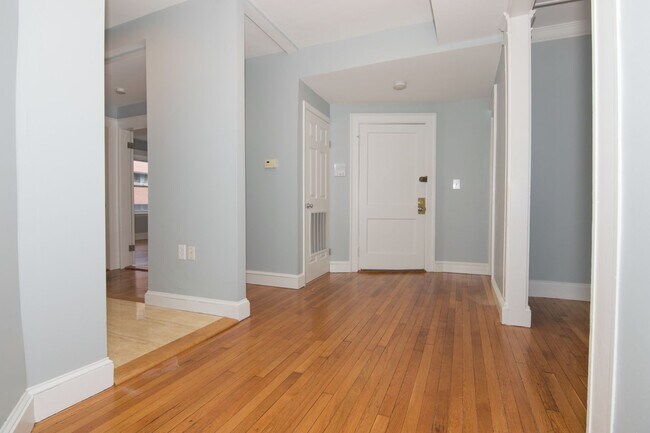 Building Photo - 9/1 Spacious, sunny 4BR/1.5BA with AC, balcony near Green Line!