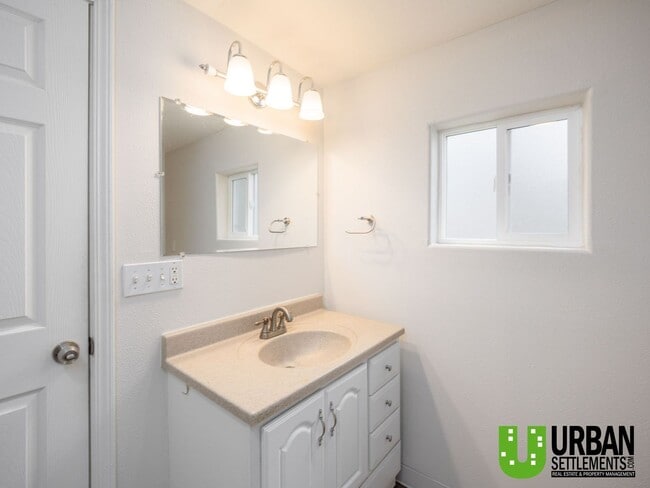 Building Photo - Midtown Coeur d’Alene Gem – Vaulted Ceilings, Large Yard & Prime Location!