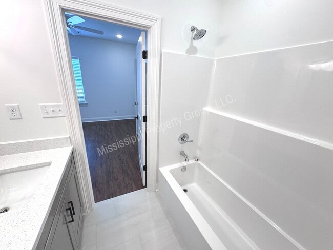 Building Photo - 3BR/3.5BA Stand Alone House in South Grove