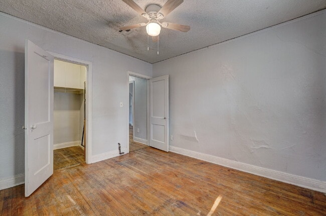 Building Photo - Beautiful half duplex available September in the Pearl District!
