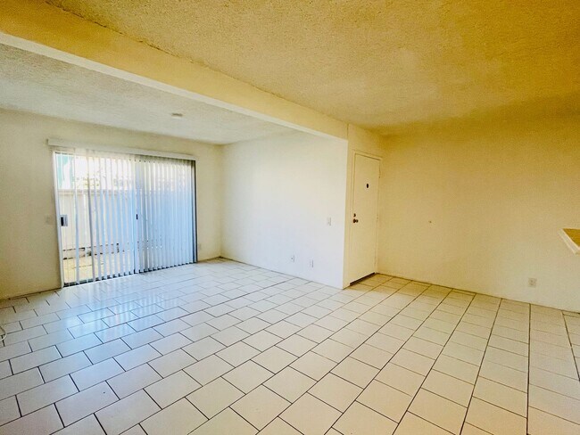 Building Photo - Charming 2-Bedroom, 1.75-Bathroom Unit with Garage, Patio & Community Amenities!