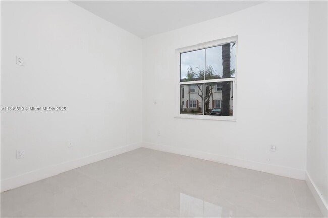 Building Photo - 939 NE 42nd Terrace
