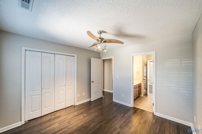 Building Photo - 129 High Noon Ln