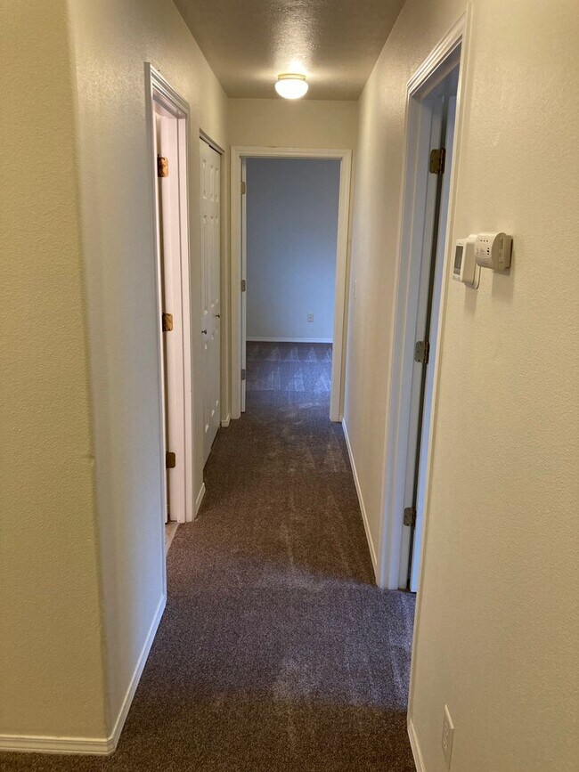 Building Photo - Two Bedroom Duplex in South Salem, Landscaping Included!