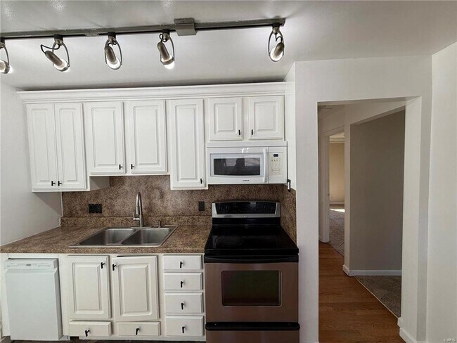 Building Photo - Discover this beautifully refreshed 2-bed, 2-bath gem in St. Ann!