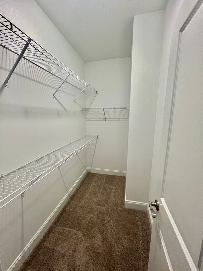 Building Photo - Like New 3 Bed, 4 Bath Townhome w/ 2 Car Garage