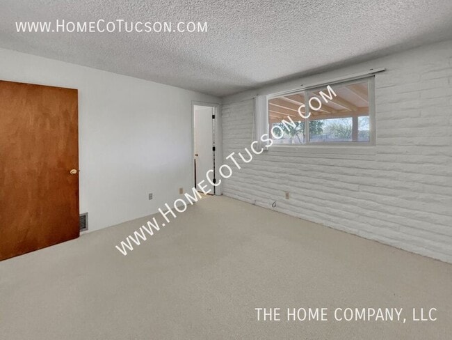 Building Photo - 8905 N Hickory Dr