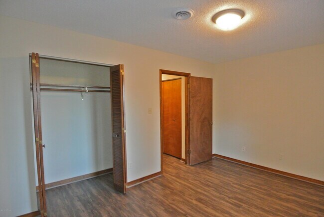 Building Photo - 1106 Karen Dr