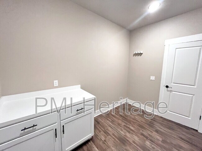 Building Photo - 557 Rossi St