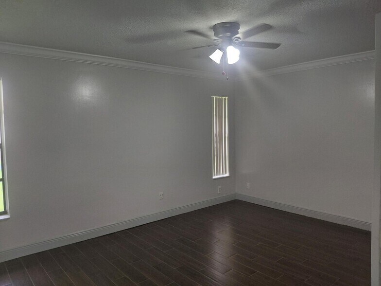 Building Photo - 1322 Pines Ln
