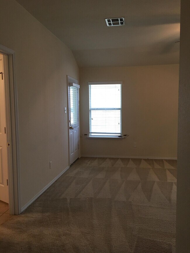 Building Photo - 105 E Great Plains Trail