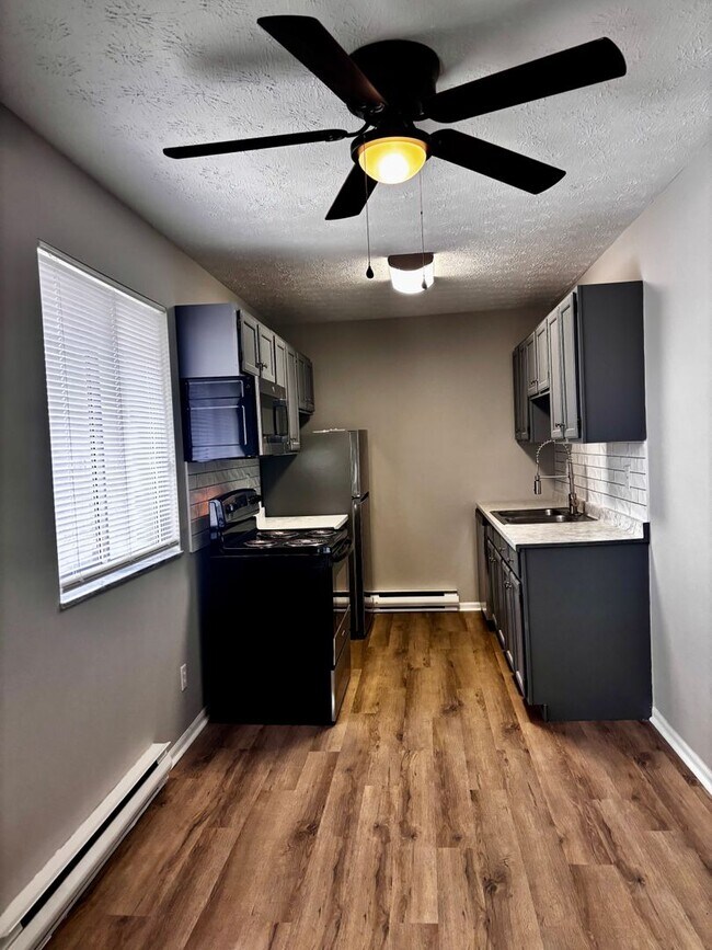 Building Photo - Newly Renovated 2 bedroom in Englewood!