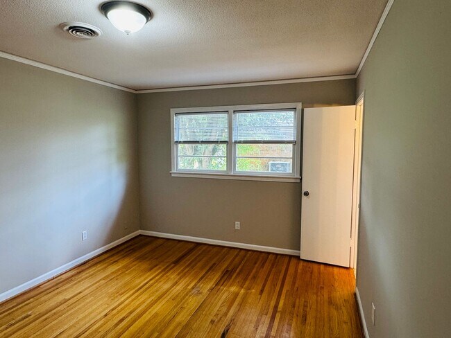 Building Photo - Freshly Renovated 4-Bedroom Retreat!