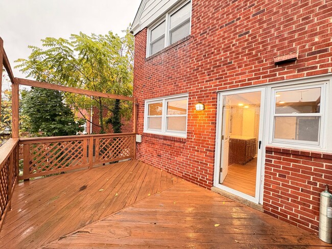 Building Photo - Spacious Townhome with Updated Kitchen & P...