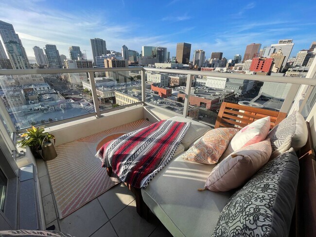 Building Photo - San Diego VIEW UNIT! Downtown  Gaslamp Quarter Three Weeks FREE Furnished  Studio -Available NOW!