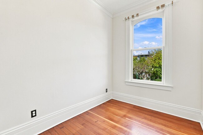 Building Photo - 2570 Folsom St