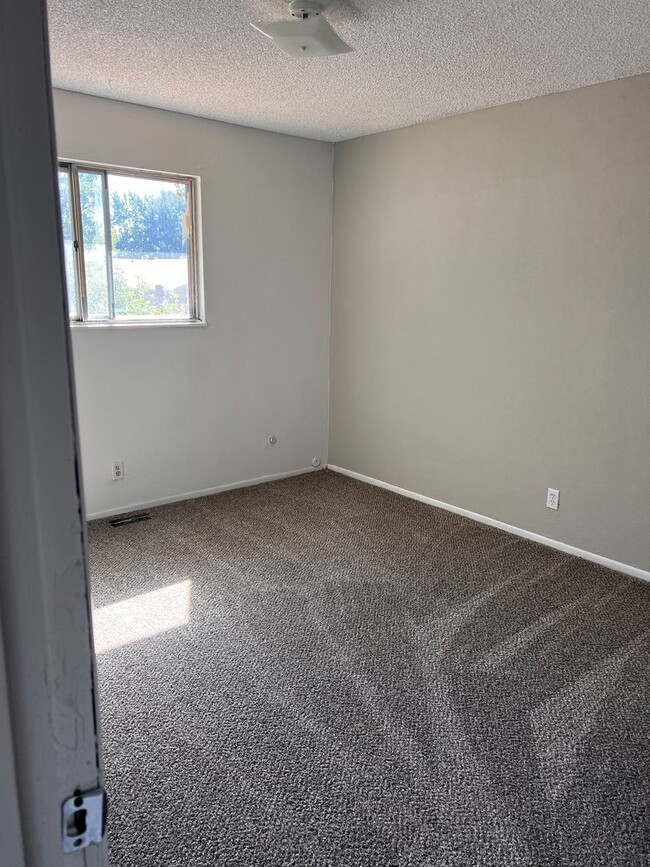 Building Photo - Look & Lease  $500.00 off 1st Month Rent !...